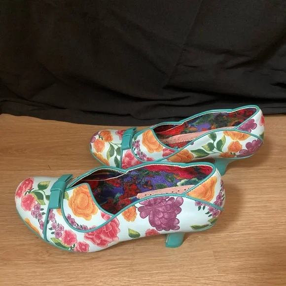 Floral Women's Shoes with Teal Accents - Picture 12 of 16